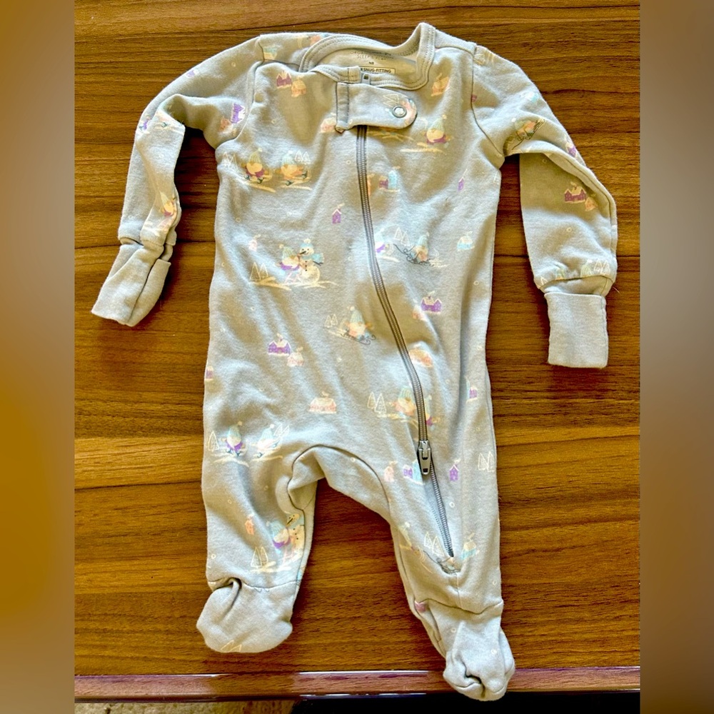 3 FOR $15 NWOT Newborn Winter Gnomes Long Sleeve Zippy